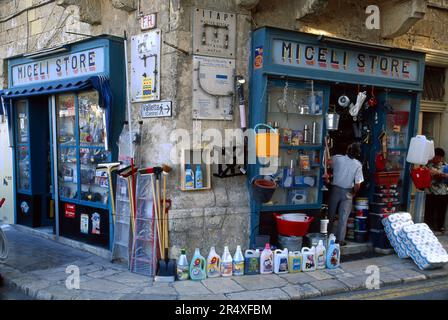 Vue extérieure d'une épicerie ; Valette, île de Malte, République de Malte Banque D'Images