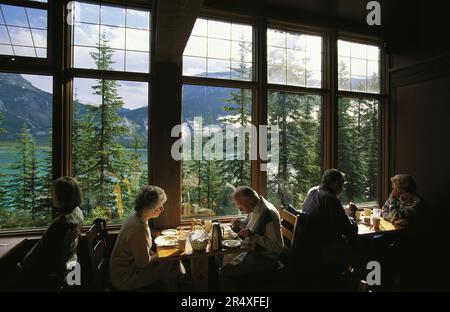 Les clients apprécient un repas dans la salle à manger du Lodge dans le parc national Yoho, Colombie-Britannique, Canada ; Colombie-Britannique, Canada Banque D'Images