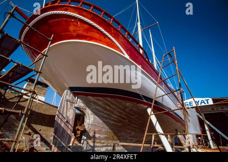 Bateau de pêche turc en bois en cale sèche ; Bodrum, République de Turkiye Banque D'Images