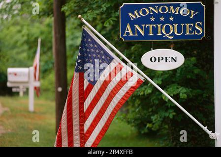 Drapeau américain suspendu à un magasin d'antiquités ; Cape Cod, Massachusetts, États-Unis d'Amérique Banque D'Images