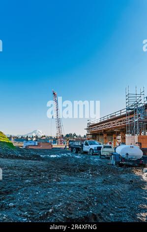 Site de construction d'une rampe d'accès à l'autoroute avec une grue, un générateur électrique et un véhicule-citerne. Banque D'Images