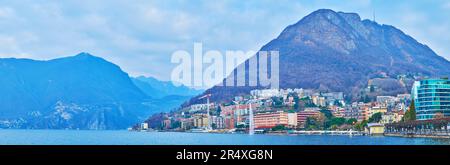 Panorama de Lugano avec Monte San Salvatore, entouré de maisons colorées et du lac de Lugano en premier plan, Tessin, Suisse Banque D'Images