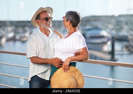 Un couple familial heureux aime l'été à Marina Dock en plein air Banque D'Images