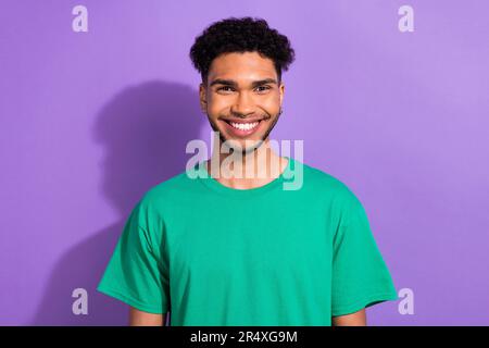 Portrait de beau jeune dude Guy personne blanchissant les dents blanches porter vêtements hipster isolé couleur pastel fond Banque D'Images