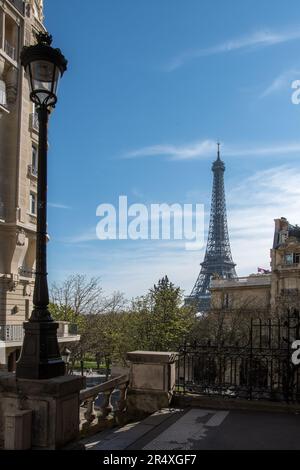 La Tour Eiffel est vue de la rue de Paris Banque D'Images