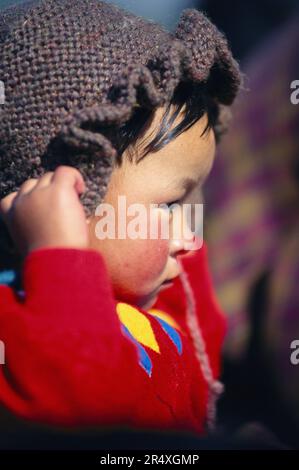 Portrait de profil d'un jeune enfant à Thimphu, Bhoutan ; Thimphu, Bhoutan Banque D'Images