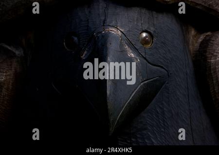 Détail d'un totem peint en noir dans le parc historique national de Sitka, Alaska, États-Unis ; Sitka, Alaska, États-Unis d'Amérique Banque D'Images