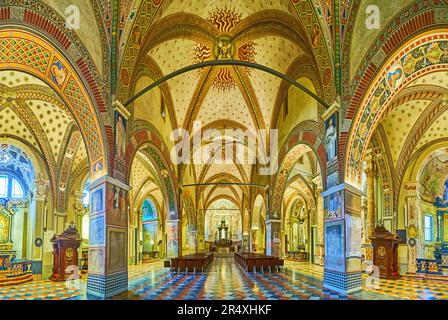 LUGANO, SUISSE - 14 MARS 2022 : salle de prière panoramique de la cathédrale San Lorenzo, avec voûte ornée de fresques, colonnes et arcades, Lugano, Suisse Banque D'Images