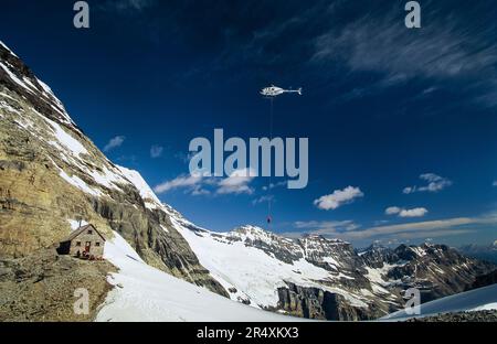 Une personne pend d'un hélicoptère à Abbot Pass dans le parc national de Yoho, BC, Canada ; British Columbia, Canada Banque D'Images