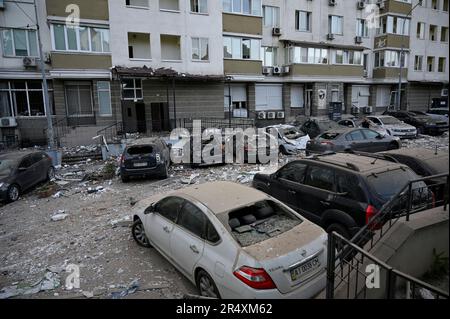 Kiev, Ukraine. 30th mai 2023. Voitures endommagées par des fragments d'un drone kamikaze abattu de l'armée russe. La Russie a attaqué la capitale ukrainienne avec des drones de frappe iraniens. C'est le troisième bombardement de Kiev dans les dernières 24 heures. L'armée ukrainienne a détruit 29 drones sur 31. (Photo par Sergei Chuzavkov/SOPA Images/Sipa USA) crédit: SIPA USA/Alay Live News Banque D'Images