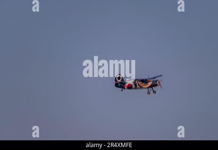 Avion de couleur ancienne avec fond bleu foncé au printemps chaud soir Banque D'Images