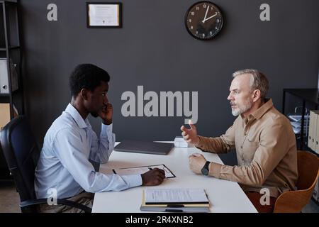 Portrait d'un homme mature barbu qui parle au recruteur des RH lors de l'entrevue d'emploi Banque D'Images