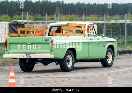 FINOWFURT, ALLEMAGNE - 06 MAI 2023 : le gros vus Dodge Custom Camper Special sur la route. Vue arrière. Fête de la course 2023. Ouverture de saison. Banque D'Images