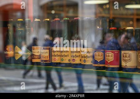 Différentes bières traditionnelles belges en bouteille sont exposées dans une vitrine. Banque D'Images