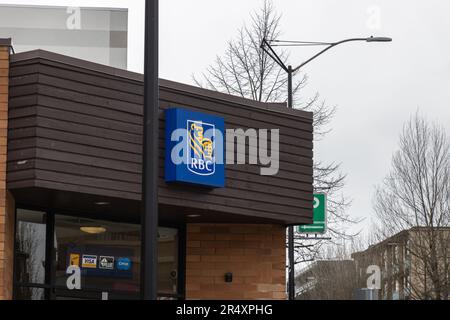 Burnaby, CANADA - février 22 2023 : Un signe de RBC (Banque Royale du Canada, Banque Royale du Canada en français). RBC est une société canadienne de services financiers Banque D'Images