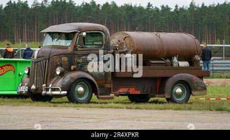 FINOWFURT, ALLEMAGNE - 06 MAI 2023 : l'ancien camion FORD COE (cabine surmoteur). Fête de la course 2023. Ouverture de saison. Banque D'Images