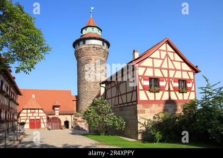 Vue sur le Kaiserburg de Nuremberg avec la Tour Sinwellturm, 28 mai 2023 Banque D'Images