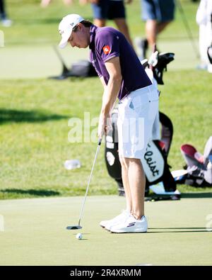 Dublin, Ohio, États-Unis. 30th mai 2023. Matt Fitzpatrick (GBR) se met sur le green au Memorial Tournament à Dublin, Ohio. Brent Clark/Cal Sport Media/Alamy Live News Banque D'Images