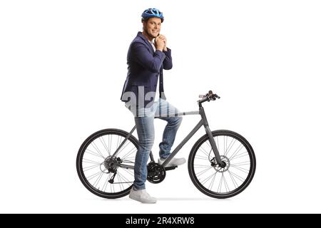 Homme avec un vélo mettant un casque isolé sur fond blanc Banque D'Images