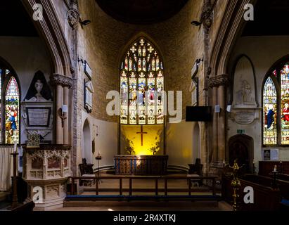 Vue intérieure du choeur, de l'abside, de l'autel et des vitraux de l'église Saint-Laurent à Hungerford, une ville marchande historique du Berkshire, en Angleterre Banque D'Images