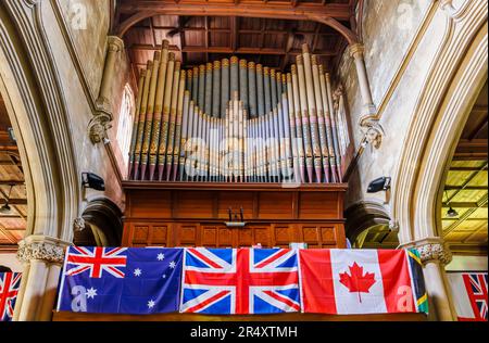 Un bel orgue avec pipes dans l'église Saint-Laurent à Hungerford, une ville marchande historique dans le Berkshire, Angleterre: Union Jack et drapeau du Commonwealth Banque D'Images