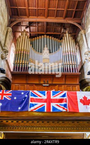 Un bel orgue avec pipes dans l'église Saint-Laurent à Hungerford, une ville marchande historique dans le Berkshire, Angleterre: Union Jack et drapeau du Commonwealth Banque D'Images