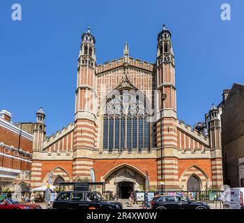 L'élévation avant de l'emblématique architecture de renaissance gothique église Holy Trinity Sloane Square à Upper Chelsea, Londres SW1 sur une journée ensoleillée, ciel bleu Banque D'Images