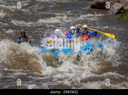 Véritable photographie d'aventure de personnes prenant sur les eaux rugueuses de la rivière Arkansas au printemps 2023 après beaucoup de pluie et de fonte de neige faite pour certains Banque D'Images