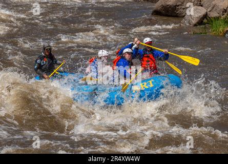 Véritable photographie d'aventure de personnes prenant sur les eaux rugueuses de la rivière Arkansas au printemps 2023 après beaucoup de pluie et de fonte de neige faite pour certains Banque D'Images