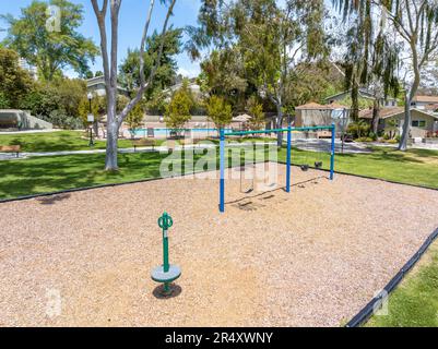 Vue aérienne des installations de loisirs avec jeux pour enfants dans la communauté résidentielle privée de la Jolla, Califonia, Etats-Unis. 15 avril 2022 Banque D'Images