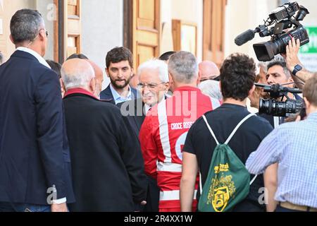 Lugo Di Romagna, Italie. 30th mai 2023. LUGO di ROMAGNA, Lugo di Romagna, Italie, 30 mai 2023, Il presidente della Repubblica Italiana Sergio Mattarella a lugo di romagna in visita alle zone colpite dall'alluvione ringrazia tutti i volontari. (Le Président de la République italienne Sergio Mattarella à Lugo di Romagna visite les zones touchées par l'inondation remercie tous les volontaires) pendant SERGIO MATTARELLA À VISITA A LUGO DI ROMAGNA - News Credit: Live Media Publishing Group/Alamy Live News Banque D'Images