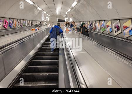 Londres, Royaume-Uni - 20 mai 2023 : photographie en longue exposition d'escaliers roulants dans un métro souterrain Banque D'Images