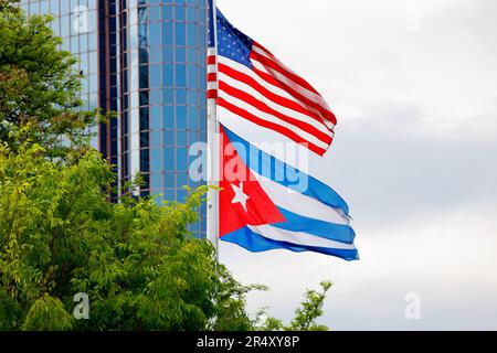 Drapeau américain et drapeau cubain sur un mât au mémorial José Martí, Newark, New Jersey. Banque D'Images
