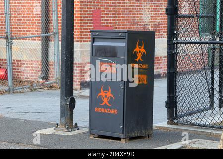 Un bac d'élimination des aiguilles et des seringues pour la collecte des aiguilles hypodermiques dans un parc New York où aucun autre moyen d'élimination sécuritaire n'est disponible. Banque D'Images