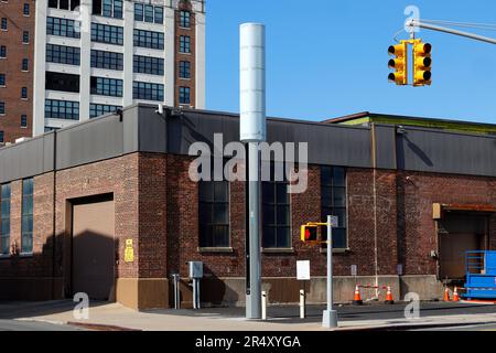 Un kiosque Wifi LinkNYC Link5G 5G à long Island City, Queens, New York. Les gigantesques smartpôles de 32 pieds remplacent les anciens .. (voir plus d'informations) Banque D'Images