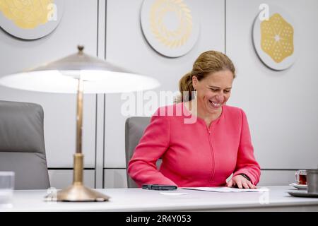 LA HAYE - pays-Bas, 30/05/2023, ministre Carola Schouten (politique de la pauvreté, participation et pensions) avant le vote au Sénat sur la loi sur les pensions qui rend possible un nouveau système de pensions. C'est l'une des plus grandes réformes des dernières décennies. Les fonds de pension néerlandais sont en train de passer d'un pot collectif à des pots largement individuels. ANP ROBIN UTRECHT pays-bas - belgique sortie Banque D'Images