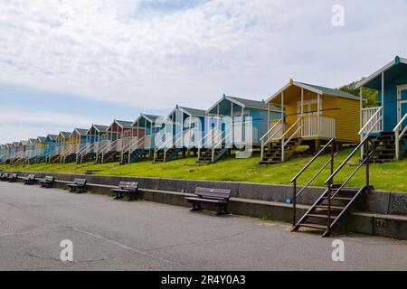 Minster-on-Sea, île de Shepey. Leas. Inster. Des cabanes de plage colorées par une journée ensoleillée. Banque D'Images