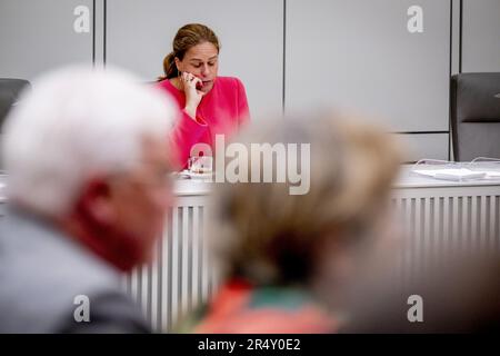 LA HAYE - pays-Bas, 30/05/2023, ministre Carola Schouten (politique de la pauvreté, participation et pensions) avant le vote au Sénat sur la loi sur les pensions qui rend possible un nouveau système de pensions. C'est l'une des plus grandes réformes des dernières décennies. Les fonds de pension néerlandais sont en train de passer d'un pot collectif à des pots largement individuels. ANP ROBIN UTRECHT pays-bas - belgique sortie Banque D'Images