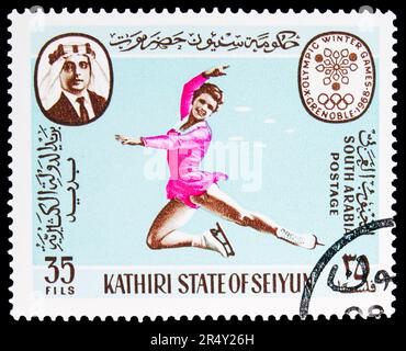 MOSCOU, RUSSIE - 18 MAI 2023: Timbre-poste imprimé au Yémen montre la figure-skate, série des Jeux olympiques de Grenoble 1968, vers 1967 Banque D'Images