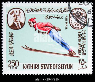 MOSCOU, RUSSIE - 18 MAI 2023 : timbre-poste imprimé au Yémen montre ski-jump, série des jeux olympiques de Grenoble 1968, vers 1967 Banque D'Images