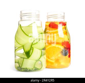 Bouteilles d'eau infusée avec différentes tranches de fruits sur fond blanc Banque D'Images