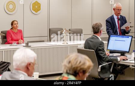 LA HAYE - pays-Bas, 30/05/2023, Tiny Kox sp lors du vote au Sénat sur la loi sur les pensions qui rend possible un nouveau système de pensions. C'est l'une des plus grandes réformes des dernières décennies. Les fonds de pension néerlandais sont en train de passer d'un pot collectif à des pots largement individuels. ANP ROBIN UTRECHT pays-bas - belgique sortie Banque D'Images