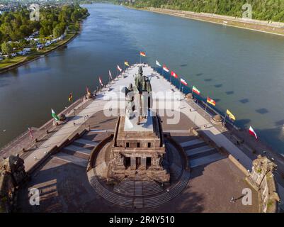 Deutsches Eck ou le promontoire du coin allemand à Koblenz, où la rivière Mosel rejoint le Rhin. Prise de vue aérienne Banque D'Images