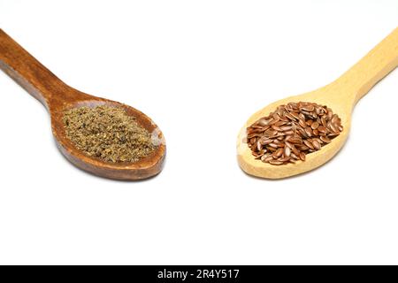 Graines de lin. Poudre de lin dans une cuillère en bois. Sur fond blanc. Banque D'Images