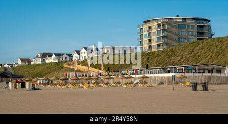 Zandvoort, pays-Bas, 29.05.2023, Plage de sable à la populaire station touristique hollandaise Zandvoort par une journée ensoleillée Banque D'Images