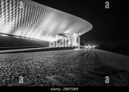 Architecture moderne en noir et blanc la nuit. MAAT, Lisbonne, Portugal Banque D'Images