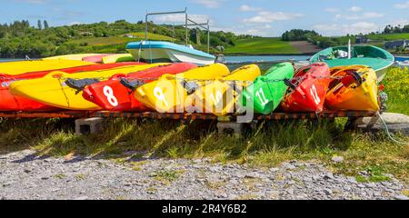 Rangées de kayaks tiré sur une plage de galets après un jours de canotage Banque D'Images