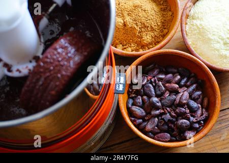 Préparation de chocolat au lait de grain à bar à la maison avec un raffineur de chocolat Banque D'Images