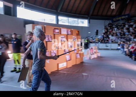 Il prof. Vincenzo Schettini, auteur de 'la fisica che ci piace', noto al grande pubblico grazie ai social presenta il suo libraro a LibArte 2023, un festival di eventi dedicati alla creatività in ogni sua espressione. Folignano (AP), Palazzetto dello sport - Marche, Italie - 30/05/2023. Banque D'Images