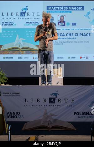 Il prof. Vincenzo Schettini, auteur de 'la fisica che ci piace', noto al grande pubblico grazie ai social presenta il suo libraro a LibArte 2023, un festival di eventi dedicati alla creatività in ogni sua espressione. Folignano (AP), Palazzetto dello sport - Marche, Italie - 30/05/2023. Banque D'Images